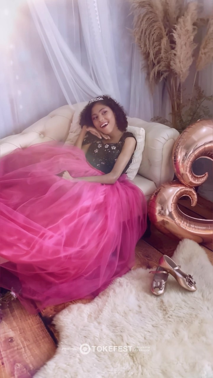 Ensaio de debutante 15 anos com vestido rosa em estúdio — Produção Tokefest Fotografia